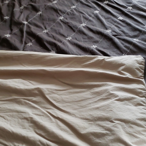 Comforter, 3 throw pillows and 2 pillow shams - Picture 4 of 4